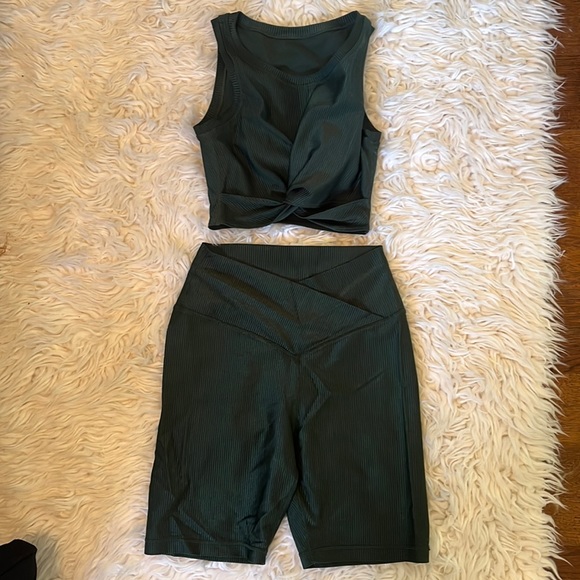 OFFLINE Aerie work out set - Picture 1 of 5